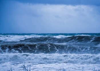 Καταιγίδες, χαλάζι και θυελλώδεις νοτιάδες που φτάνουν τα 9 μποφόρ – Απαγορευτικό απόπλου σε δρομολόγια από Ραφήνα
