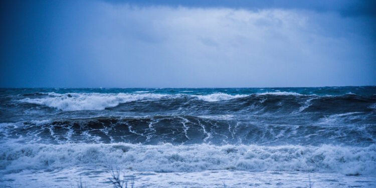 Καταιγίδες, χαλάζι και θυελλώδεις νοτιάδες που φτάνουν τα 9 μποφόρ – Απαγορευτικό απόπλου σε δρομολόγια από Ραφήνα