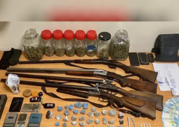 Άνω Λιόσια: Πέντε συλλήψεις για διακίνηση ναρκωτικών, ανάμεσά τους μια μάνα και οι γιοι της