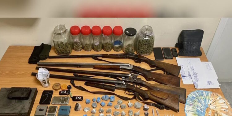 Άνω Λιόσια: Πέντε συλλήψεις για διακίνηση ναρκωτικών, ανάμεσά τους μια μάνα και οι γιοι της