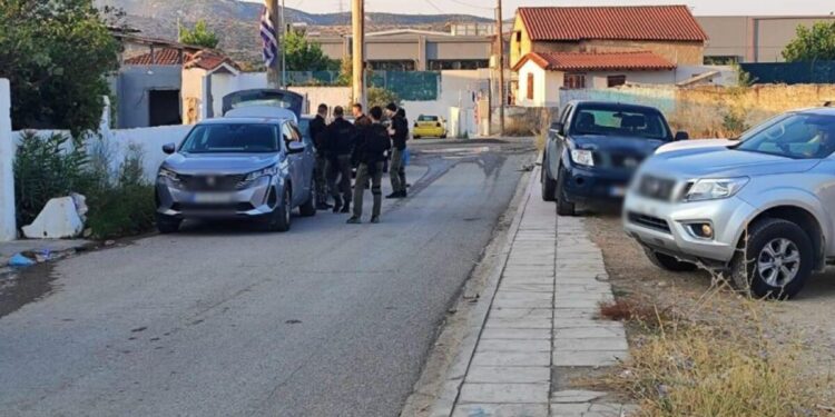 Ασπρόπυργος: Επιχείρηση του ελληνικού FBI σε Νέα Ζωή και Νεόκτιστα μετά τον τραυματισμό αστυνομικό σε επίθεση με πέτρες