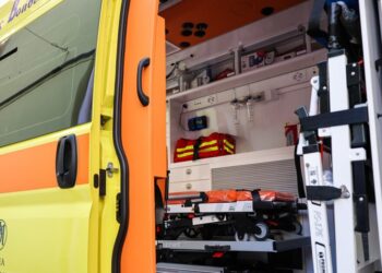 Αιγάλεω: «Ήταν πεσμένη στο έδαφος και της έριχναν νερό» λέει αυτόπτης μάρτυρας για την 95χρονη που αυτοπυρπολήθηκε