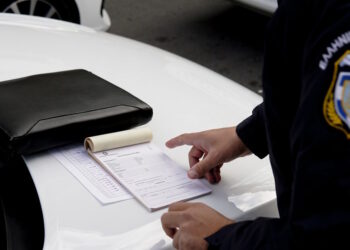 Κιλκίς: Βίντεο με 58χρονο που παρέσυρε και τραυμάτισε αστυνομικό επειδή του έκοψε κλήση