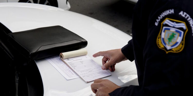 Κιλκίς: Βίντεο με 58χρονο που παρέσυρε και τραυμάτισε αστυνομικό επειδή του έκοψε κλήση