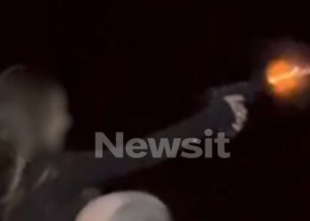 Εξοργιστικό βίντεο δείχνει γυναίκα αστυνομικό να πυροβολεί στον αέρα σε γλέντι – Ερευνούν το περιστατικό οι αρχές