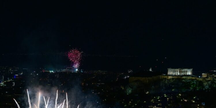 Πρωτοχρονιά: Η φαντασμαγορική υποδοχή του νέου χρόνου σε Αθήνα και Θεσσαλονίκη
