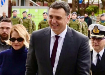 Ο Βασίλης Κικίλιας και η Τζένη Μπαλατσινού γιόρτασαν τα Θεοφάνεια στον Πειραιά, μαζί με τον γιο τους