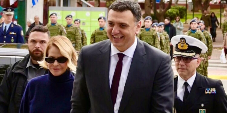 Ο Βασίλης Κικίλιας και η Τζένη Μπαλατσινού γιόρτασαν τα Θεοφάνεια στον Πειραιά, μαζί με τον γιο τους