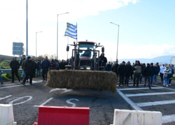Οι αγρότες κόβουν την Ελλάδα στα δύο: Κλειστή για 4 μέρες η Αθηνών – Λαμίας, αποκλεισμένη η γέφυρα Χαλκίδας, μπλόκο στα τελωνεία