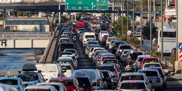 Κίνηση στους δρόμους: Μποτιλιάρισμα στον Κηφισό, μεγάλες καθυστερήσεις στην Αττική Οδό