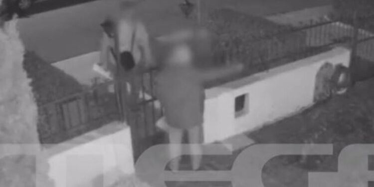 Γλυφάδα: Μπήκαν διαρρήκτες στο σπίτι του και τους κυνήγησε – Δείτε βίντεο