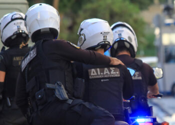 Κινηματογραφική καταδίωξη στο Κερατσίνι: Έπιασαν 15χρονο να οδηγεί κλεμμένη μηχανή – «Έκαψε» κόκκινο για να γλιτώσει