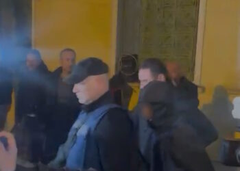 Σέρρες: Δίωξη για ανθρωποκτονία από πρόθεση στον 15χρονο για το ξύλο μέχρι θανάτου στον 17χρονο – Φίλοι του δράστη έξω από τα δικαστήρια