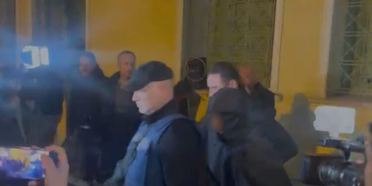 Σέρρες: Δίωξη για ανθρωποκτονία από πρόθεση στον 15χρονο για το ξύλο μέχρι θανάτου στον 17χρονο – Φίλοι του δράστη έξω από τα δικαστήρια