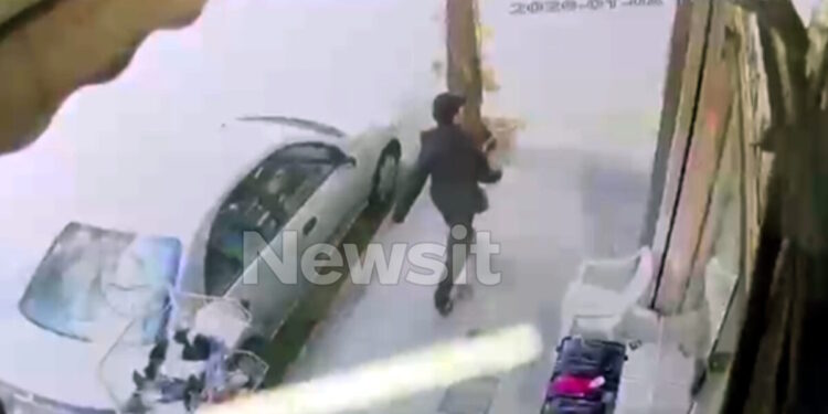 Νέα βίντεο – ντοκουμέντα από τις κινήσεις της Λορά στην Αθήνα: Έχει αφήσει την τσάντα της και φαίνεται κάτι να ψάχνει