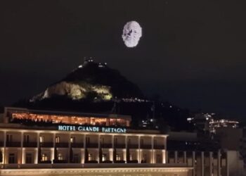 Σύνταγμα: Η συγκινητική στιγμή που τα drones ζωγράφισαν το πρόσωπο του Διονύση Σαββόπουλου