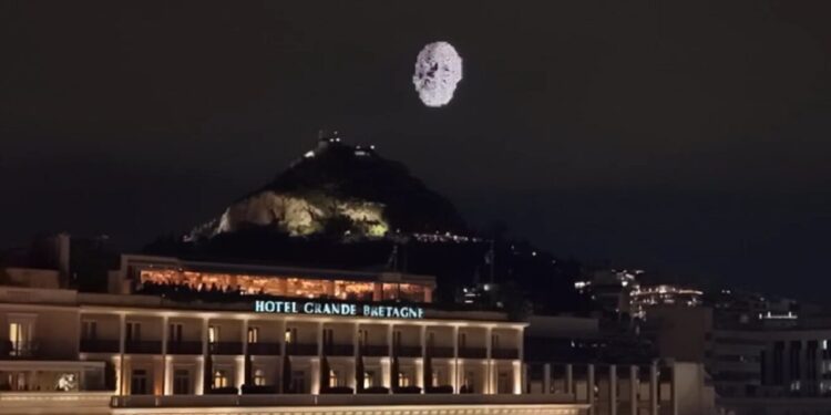 Σύνταγμα: Η συγκινητική στιγμή που τα drones ζωγράφισαν το πρόσωπο του Διονύση Σαββόπουλου