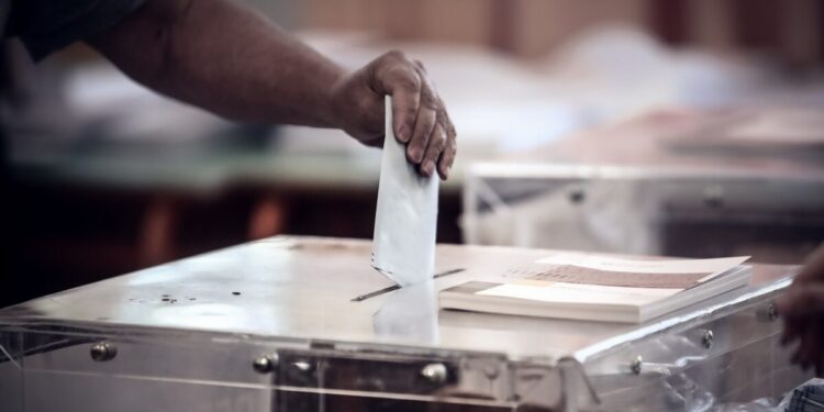 Δημοσκόπηση GPO: Στις 13,7 μονάδες η διαφορά ΝΔ και ΠΑΣΟΚ – Στο 20% οι πιθανοί ψηφοφόροι της Καρυστιανού