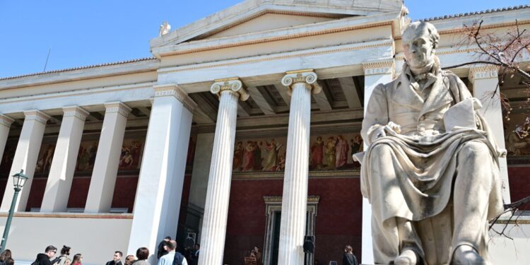 Σπουδαία διάκριση για το ΕΚΠΑ: Ανέβηκε 100 θέσεις στην κατάταξη της Times Higher Education