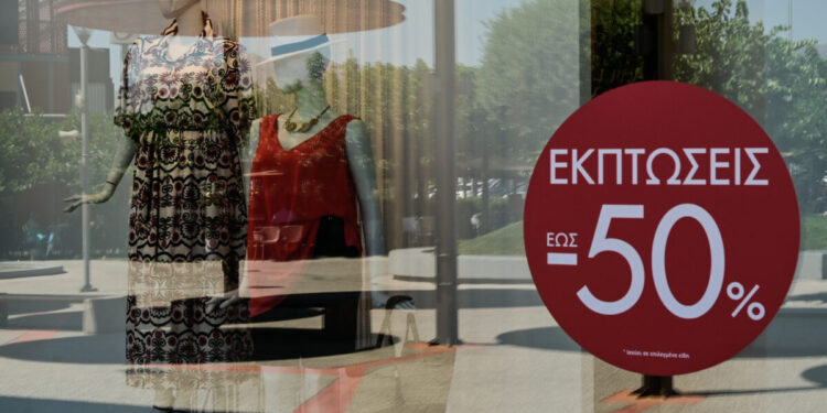 Χειμερινές εκπτώσεις: Στόχος τζίρου άνω των 6 δισ. ευρώ έως τα τέλη Φεβρουαρίου