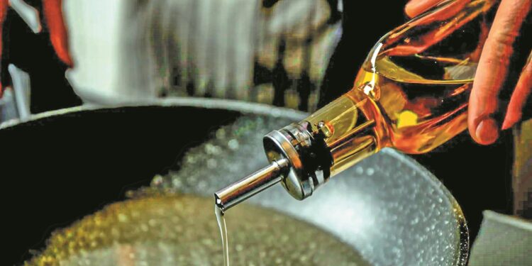 Έρευνα: Όσο περισσότερες φαινόλες στο ελαιόλαδο τόσο μεγαλύτερη η συμβολή του στην υγεία της καρδιάς