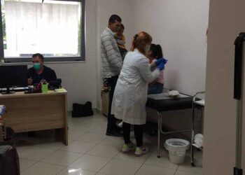 Παιδιατρική εξέταση και εμβολιασμός παιδιών Ρομά στον Δήμο Μεσολογγίου