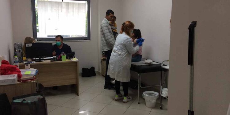 Παιδιατρική εξέταση και εμβολιασμός παιδιών Ρομά στον Δήμο Μεσολογγίου