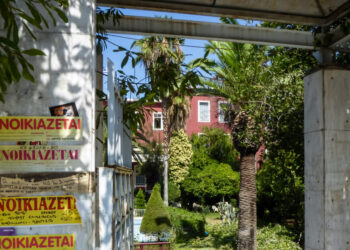 Βίντεο αποτυπώνει την φρίκη της στεγαστικής κρίσης στη Θεσσαλονίκη: Της έκαναν αύξηση 300 ευρώ για ένα σπίτι – ερείπιο