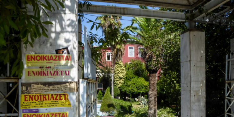 Βίντεο αποτυπώνει την φρίκη της στεγαστικής κρίσης στη Θεσσαλονίκη: Της έκαναν αύξηση 300 ευρώ για ένα σπίτι – ερείπιο