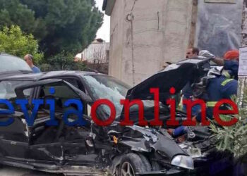 Εύβοια: Τροχαίο με σύγκρουση δύο αυτοκινήτων και εγκλωβισμό γυναίκας – Βίντεο και φωτογραφίες