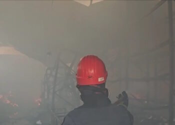 Κορωπί: Συνελήφθη ένας 55χρονος άνδρας για την φωτιά σε δύο αποθήκες – Στάχτη έγιναν εμπορεύματα και εξοπλισμός