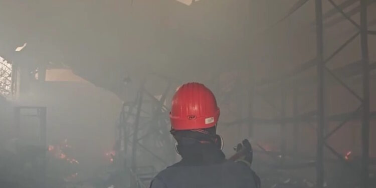 Κορωπί: Συνελήφθη ένας 55χρονος άνδρας για την φωτιά σε δύο αποθήκες – Στάχτη έγιναν εμπορεύματα και εξοπλισμός