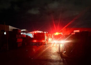 Ηράκλειο: Φωτιά σε βιομηχανική περιοχή – Επιχειρούν δυνάμεις της Πυροσβεστικής