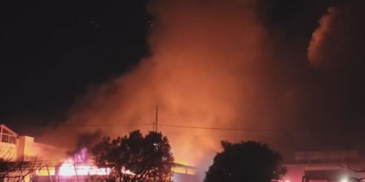 Μαίνεται η φωτιά στο Μενίδι: Στις φλόγες εργοστάσιο πλαστικών, συναγερμός και μήνυμα 112 – Δείτε βίντεο