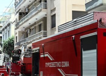 Φωτιά σε διαμέρισμα στην Πατησίων: Η πυροσβεστική απεγκλώβισε δύο άτομα