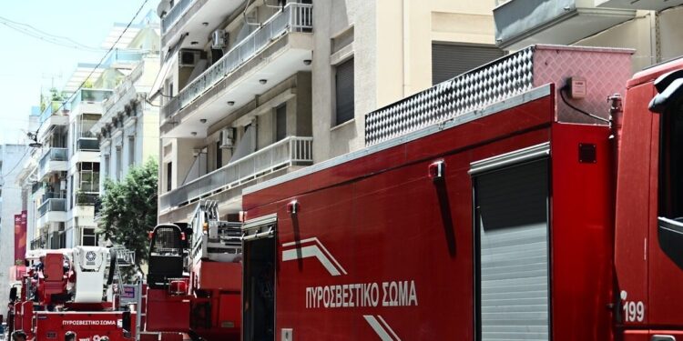 Φωτιά σε διαμέρισμα στην Πατησίων: Η πυροσβεστική απεγκλώβισε δύο άτομα