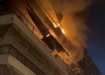 Φωτιά σε διαμερίσματα πολυκατοικίας στην Αλεξάνδρεια Ημαθίας