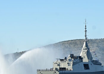 «Κίμων»: Η στιγμή που πλοία σχηματίζουν «υδάτινη ασπίδα» γύρω από την φρεγάτα