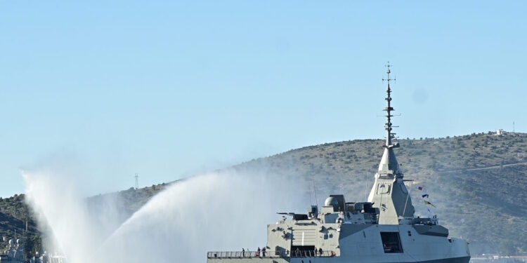 «Κίμων»: Η στιγμή που πλοία σχηματίζουν «υδάτινη ασπίδα» γύρω από την φρεγάτα