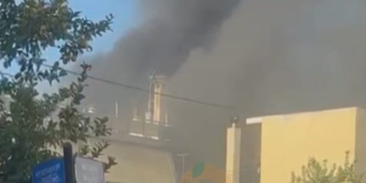 Φωτιά στο Ίλιον: Η στιγμή που το σπίτι τυλίγεται στις φλόγες