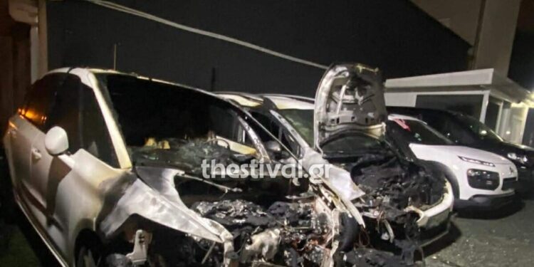 Θεσσαλονίκη: Μεγάλη φωτιά σε μάντρα με μεταχειρισμένα αυτοκίνητα – Καταστράφηκαν 2 αυτοκίνητα
