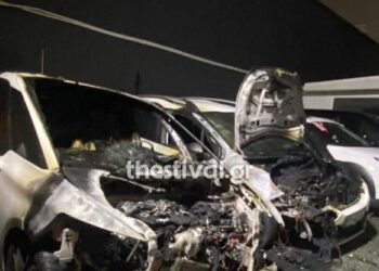 Θεσσαλονίκη: Μεγάλη φωτιά σε μάντρα με μεταχειρισμένα οχήματα – Καταστράφηκαν 2 αυτοκίνητα