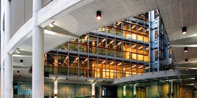 ΓΕΚ ΤΕΡΝΑ: Γιατί ορίζει τιμή-στόχο στα 49 ευρώ η Santander