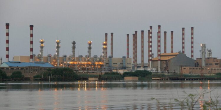 Βουτιά στις τιμές του πετρελαίου: Υποχωρούν πάνω από 3% μετά τις δηλώσεις Τραμπ για το Ιράν