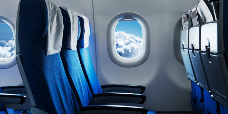 IATA: Ακριβά εισιτήρια και γεμάτα αεροπλάνα το 2026 – Lufthansa και Ryanair «κόβουν» δρομολόγια