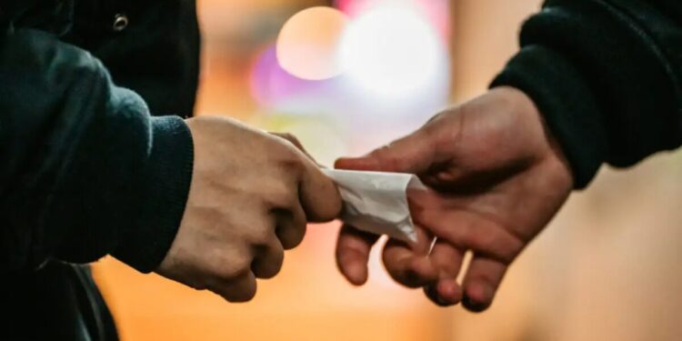 Γιάννενα: Πατέρας «κέρασε» κοκαΐνη τον 14χρονο γιο του και συνελήφθη – Στο νοσοκομείο ο ανήλικος