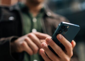 Πώς οι Κινέζοι απατεώνες έκλεβαν στοιχεία με τη μέθοδο «SMS Blaster Attacks» – Η υπάλληλος και οι ύποπτες συναλλαγές που τους «κάρφωσε»