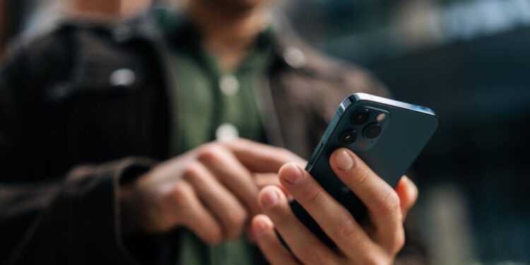 Πώς οι Κινέζοι απατεώνες έκλεβαν στοιχεία με τη μέθοδο «SMS Blaster Attacks» – Η υπάλληλος και οι ύποπτες συναλλαγές που τους «κάρφωσε»