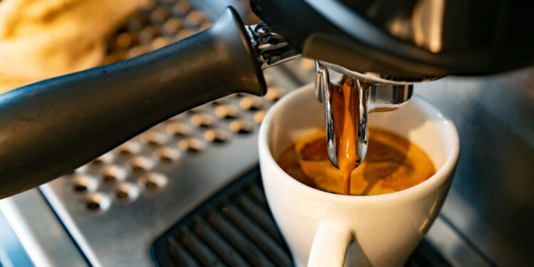 Πληθωρισμός: Αυξήθηκαν κατά 2,6% οι τιμές στην αυλαία του 2025 – Ισχυρές ανατιμήσεις σε καφέ, σοκολάτα και κρέας