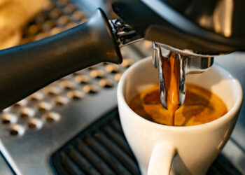 Πληθωρισμός: Αυξήθηκαν κατά 2,6% οι τιμές στην αυλαία του 2025 – Ισχυρές ανατιμήσεις σε καφέ, σοκολάτα και κρέας